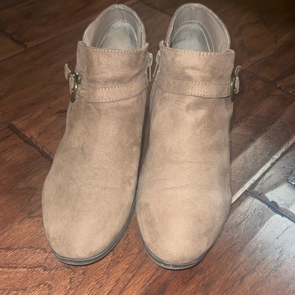 St. John’s Bay taupe tan brown suede shoes Larissa low heel ankle booties 7.5 - Picture 2 of 8